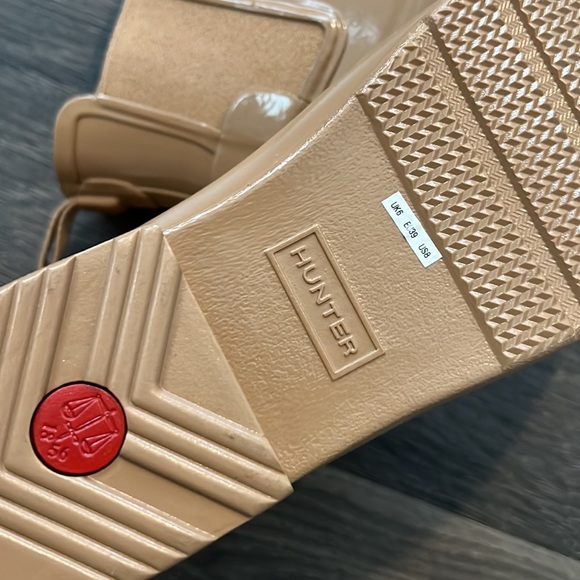 Hunter Women's Tan Winter & Rain Boots - Picture 5 of 6